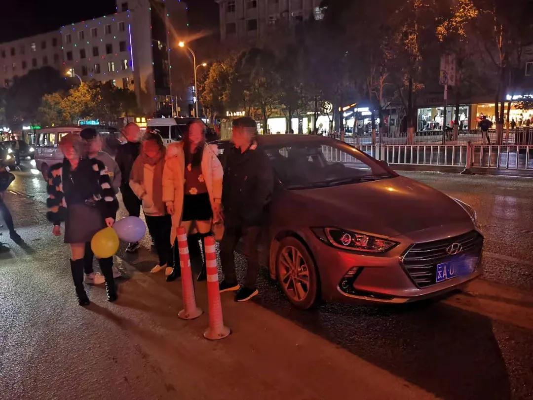 车辆多拉载一个小孩不算超员吗？戳进来看看答案 </p><p>　　 知危险 会避险