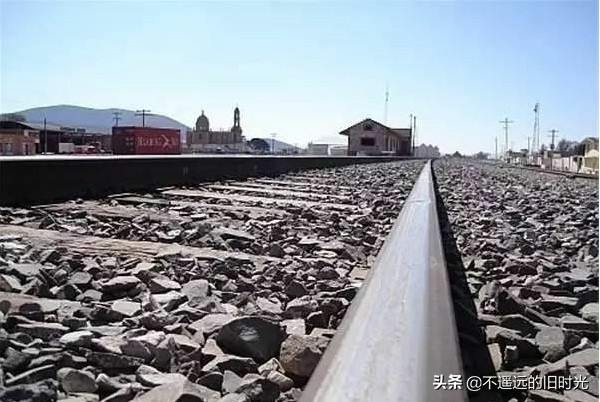 一直纳闷为什么火车铁道上要铺满碎石头？原来居然有这么大的用途