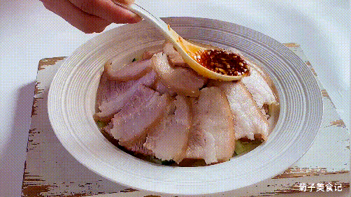 想要做出美味不油腻的蒜泥白肉，只要做对这几步，比饭店的还好吃