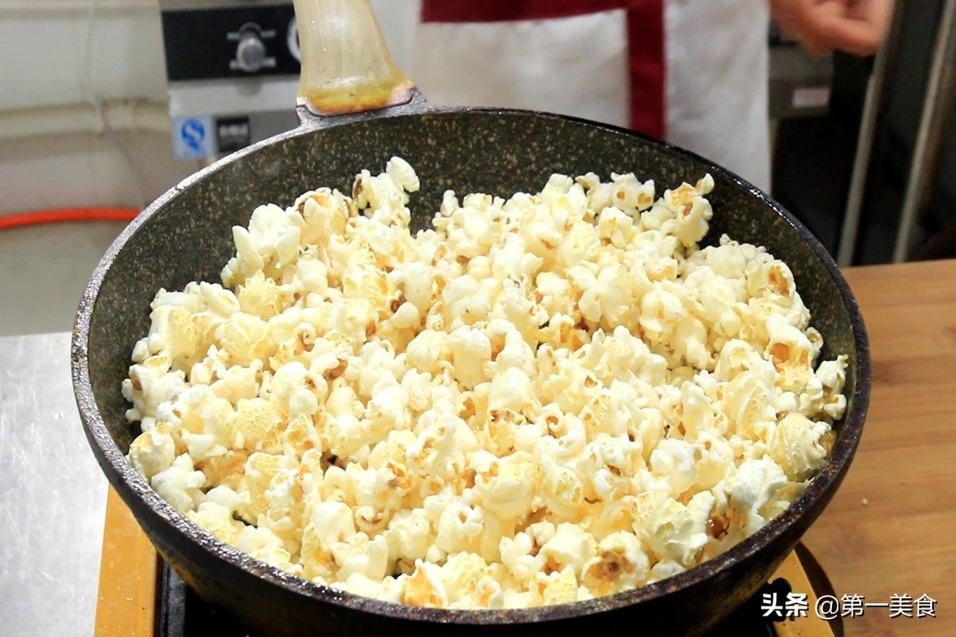 街头上常见小吃爆米花,轻松在家做,玉米扔锅里,粒粒香甜又开花