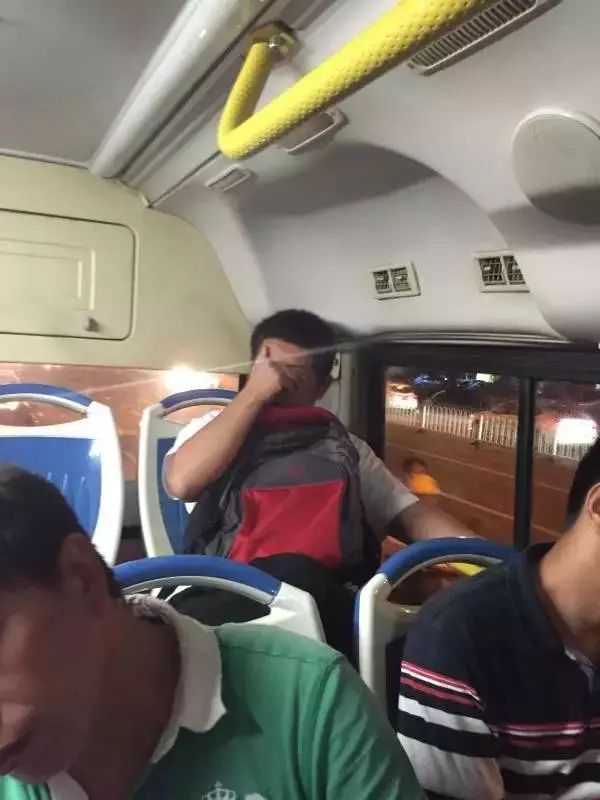泉州一“公交色狼”猥亵熟睡女子！姑娘淡定拍完视频后报警，结局令人极度舒适