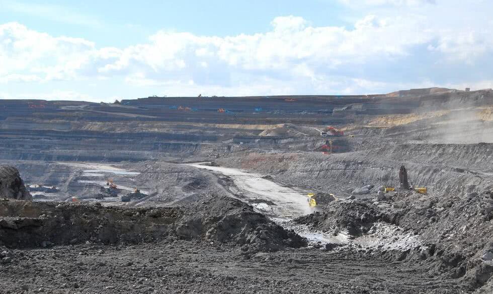 气煤(我国第一露天煤矿,煤层厚达55.5米,开采上百年后成如今的模样)