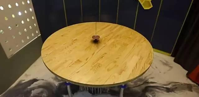 北京一家5口挤17㎡棺材房，70岁姥爷竟睡吊铺，全家只有一张床！