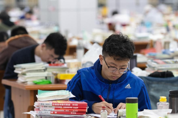 重庆考生运气爆棚，以507分捡漏985高校，却因专业被大家嘲笑