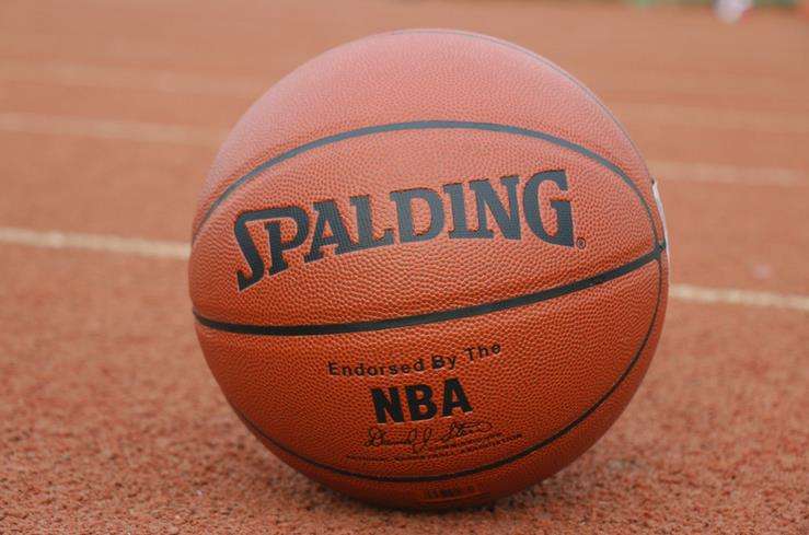 因为早在斯伯丁与nba合作之前,威尔胜就是联盟的比赛用球赞助商,双方