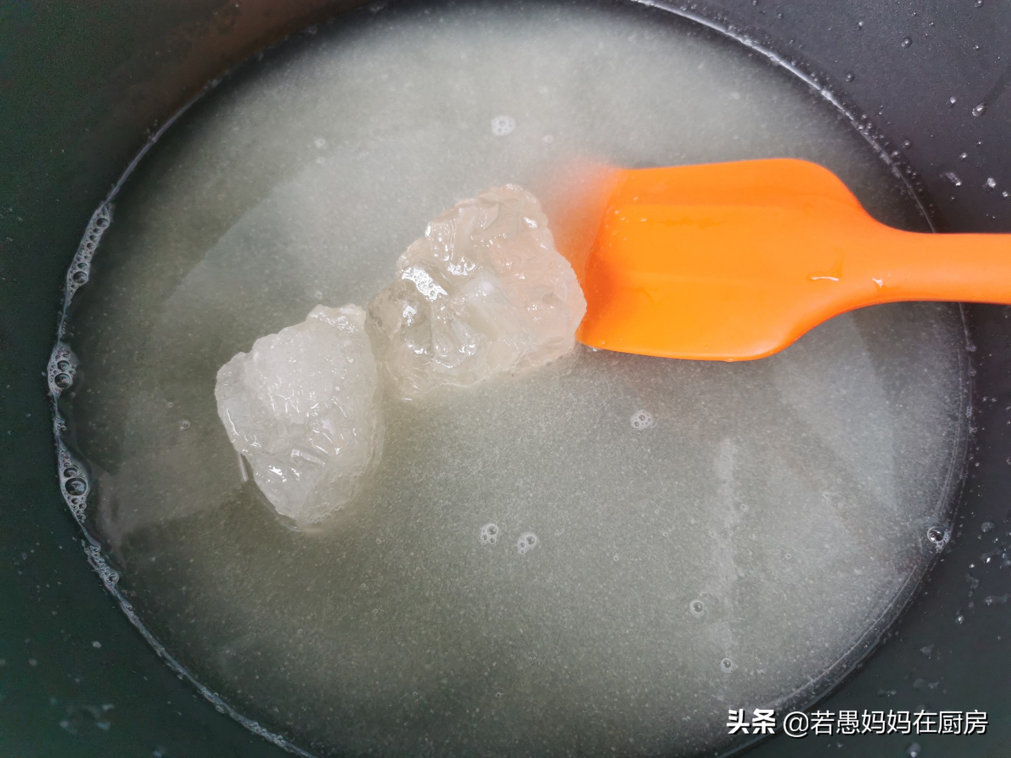 自制冰糖雪梨棒棒糖，只需两种食材，零添加更健康，孩子放心吃