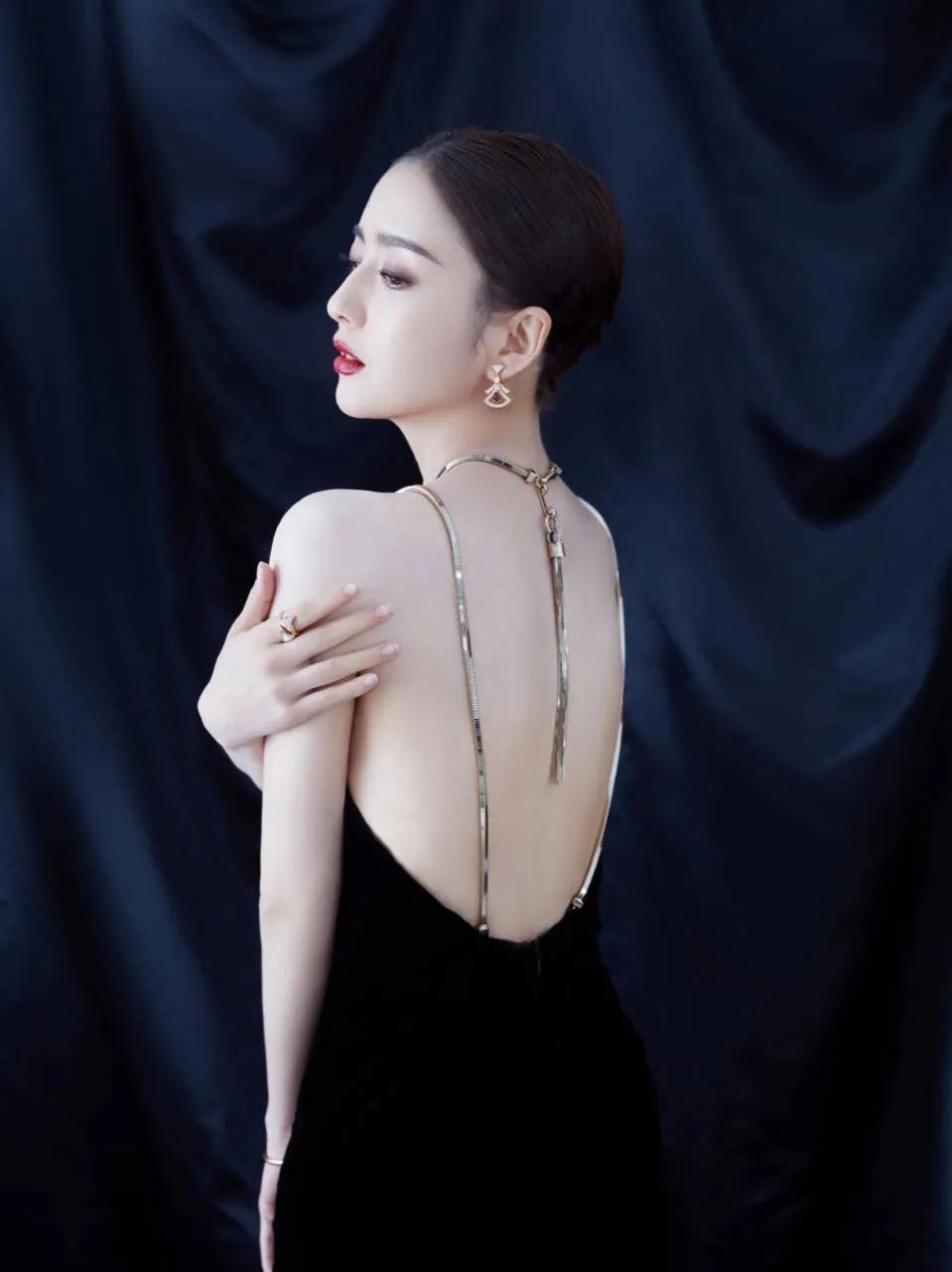 御姐佟丽娅黑色吊带开叉裙大秀美腿，一字带玉足高清生图攻气十足