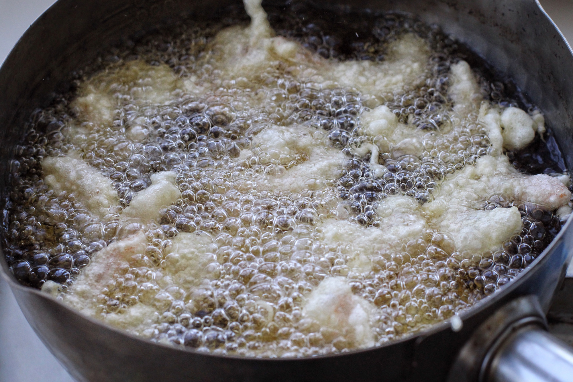 软炸虾仁这样做，个个金黄起大泡，脆嫩鲜美吃上不停嘴，太过瘾了