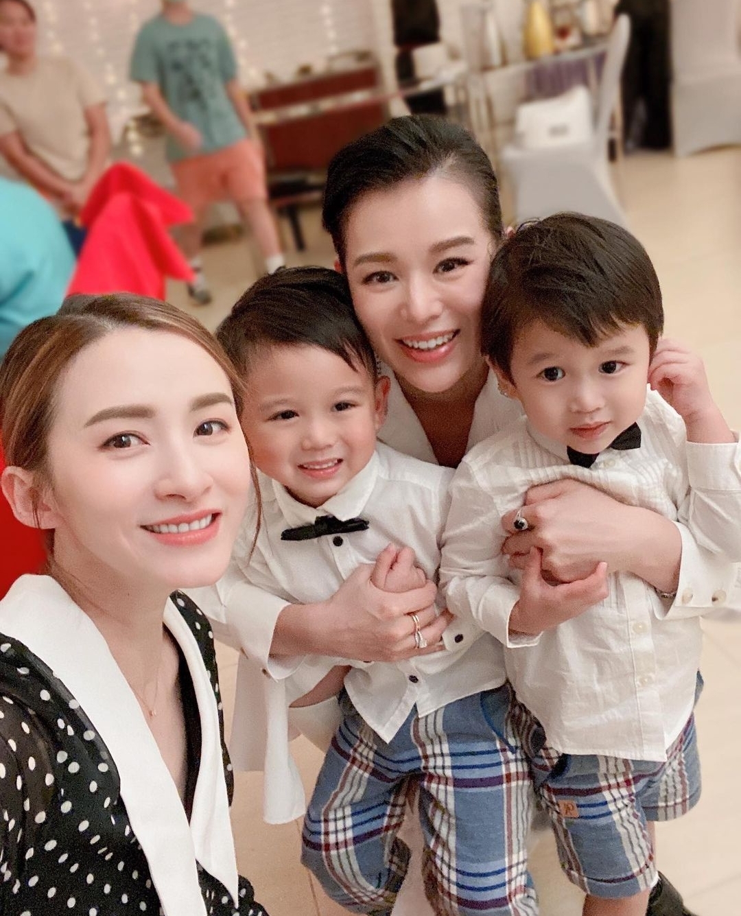 胡杏儿为半岁幼子举办party，豪门三兄弟穿同款，个个绅士又帅气