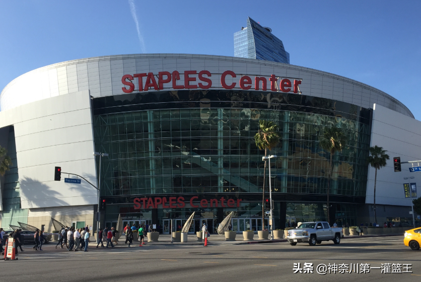 nba为什么加拿大会有球场(NBA仅有8支半球队拥有球馆，剩下21支球队为何不建造自己的球馆？)