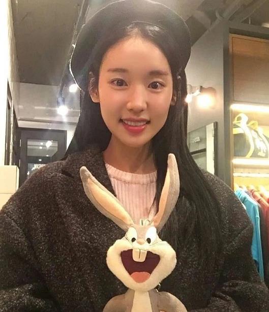 酱油,有露脸但却没有爆红,处女作是在《学校2015》里出演素英的小跟班