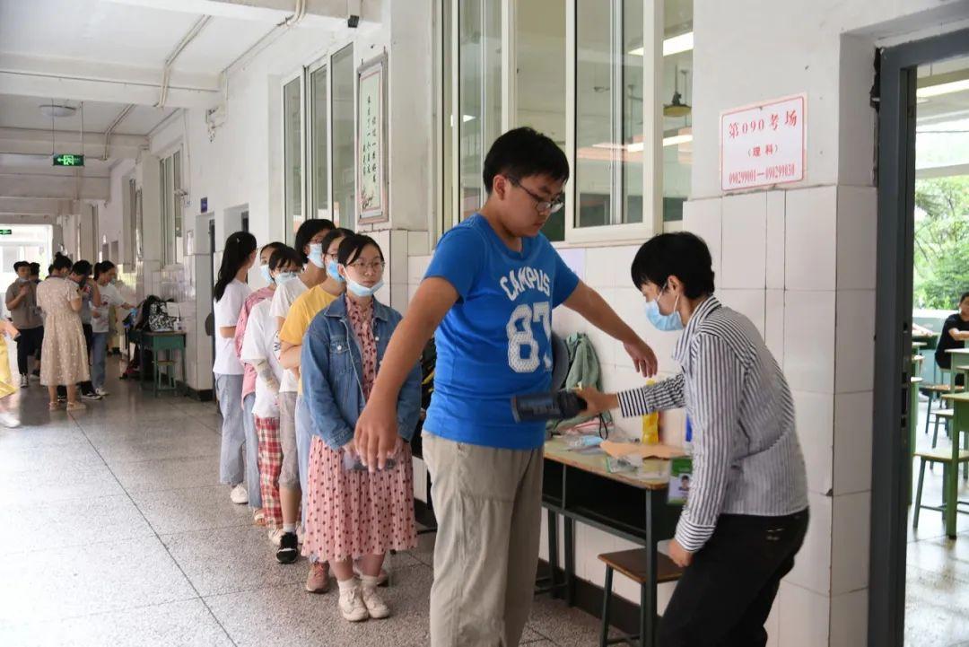 为什么高考时不能穿校服？班主任说出原因，考生不要不重视