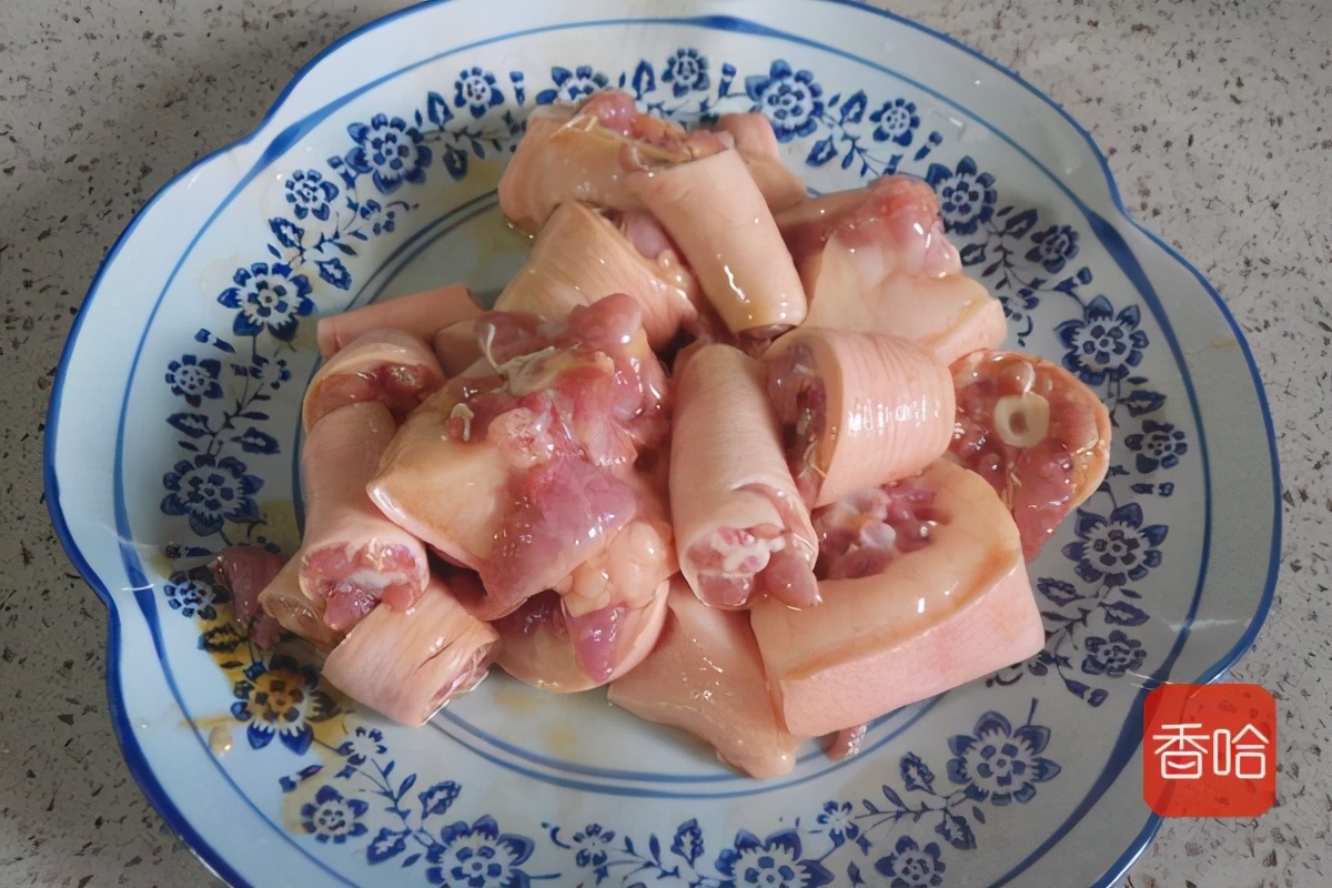 熟白芝麻适量,葱1根,八角 香叶适量,开水适量,猪油适量,干红辣椒6个