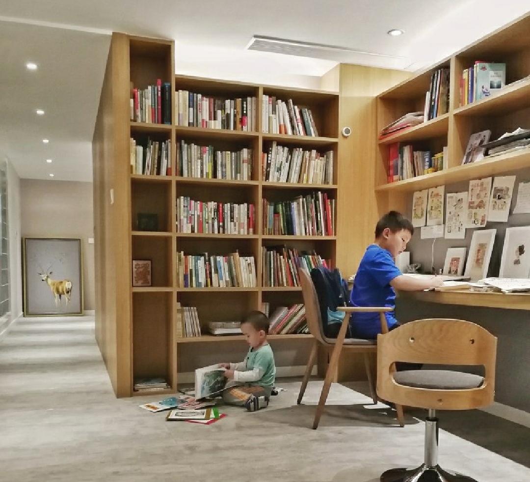 兒童書房設計幸虧我醒悟及時，趁早將客廳改為書房，孩子學習習慣現在非常好