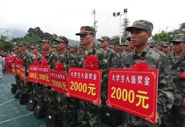 为啥专科生们青睐入伍当兵？这3个好处为未来铺路，本科生也羡慕