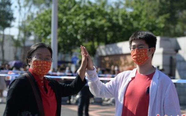 北大首封录取通知书送达，收件人美貌与才华并存，成功就读大钊班