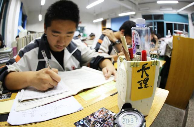 高考为什么不统一试卷？相同试卷为什么不统一划定分数线？揭秘啦