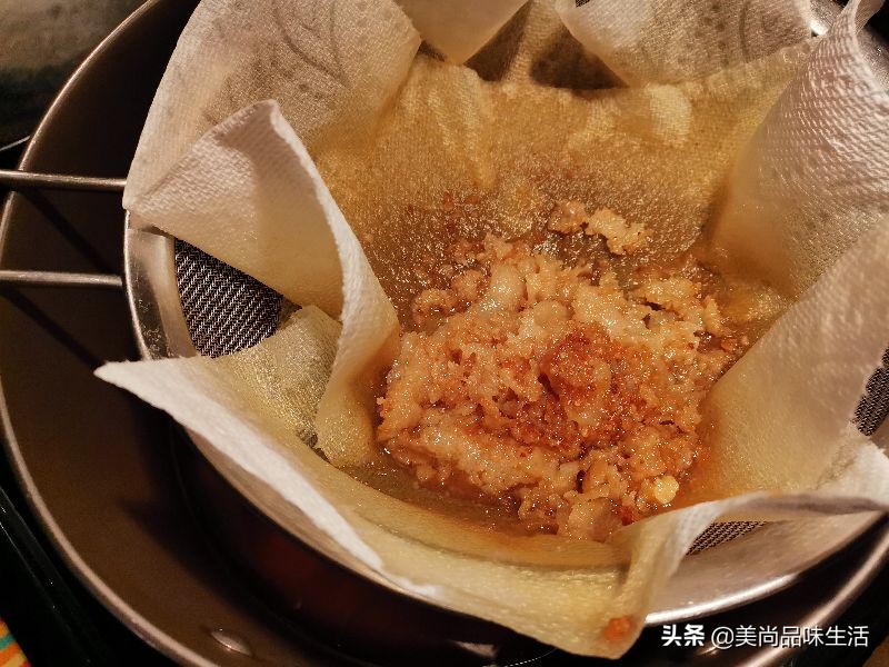 炸过食物的油变黑有异味怎么办？只需一物，就可以让油瞬间变清