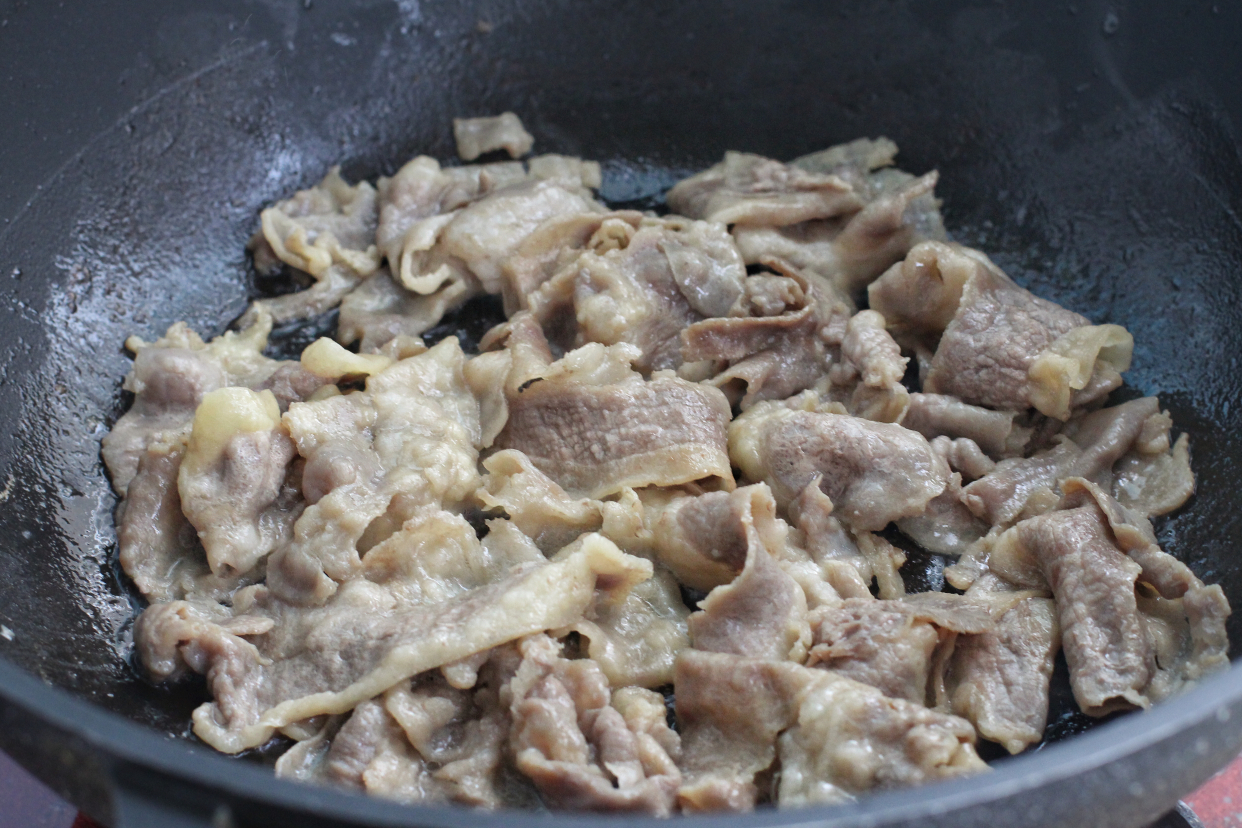 香喷喷的肥牛饭卷，不用竹帘直接上手卷，孩子一口气吃了好几根