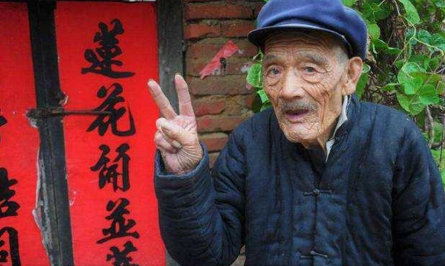 走路时，膝盖突然“软”一下，是咋回事？医生告诉你真相，要留心