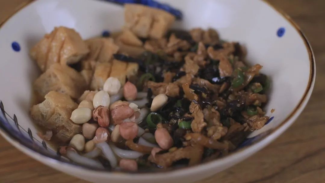 土豆粉怎样才好吃？浇头最重要，这样做酸辣过瘾连汤底都喝干
