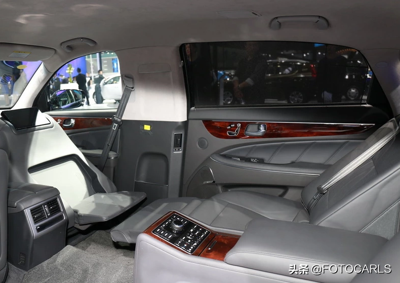 售价105.8万！现代雅科仕3.8 V6加长旗舰实拍，后排座椅太抢眼了