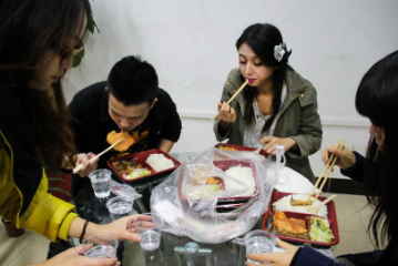 大一学生“寝室标语”火了，辅导员看后气笑，导师：这届都是人才