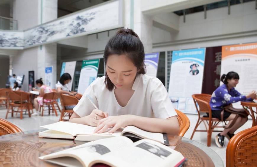 当代大学生内卷现状，背着同学学习成流行，上学堪比“大型宫斗”