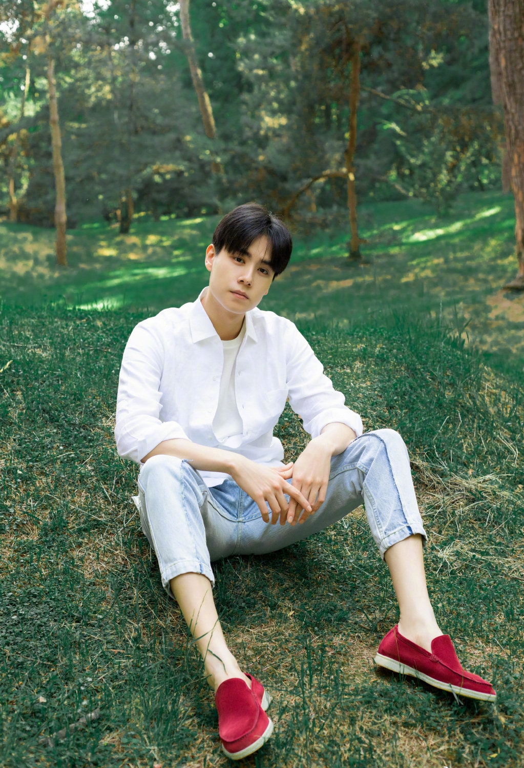 胡一天写真似"画报".白色衬衫休闲随性,阳光少年不惧岁月