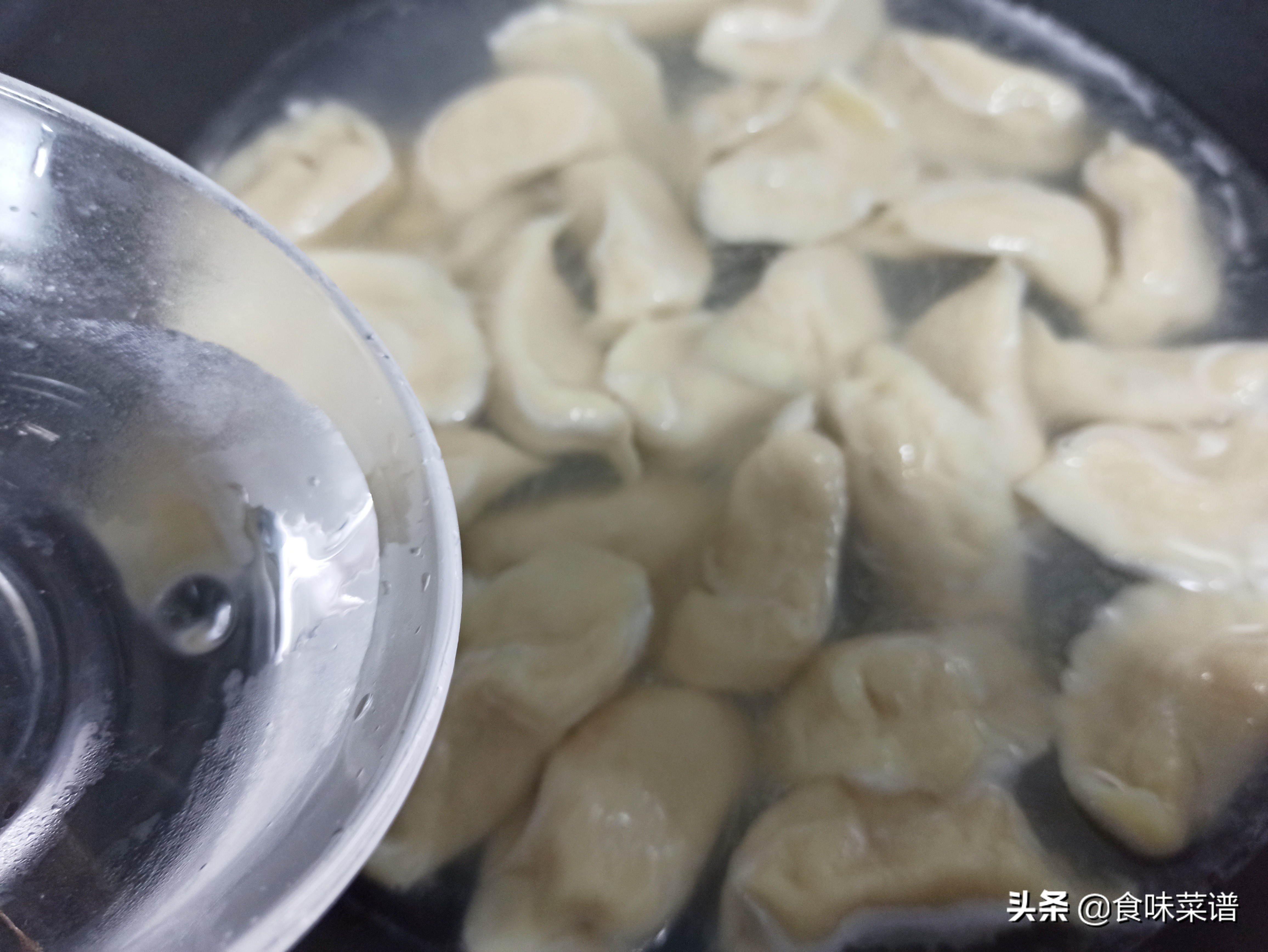 人见人爱的白菜饺子，馅料这样调，营养美味又好吃，出锅肉嫩鲜香