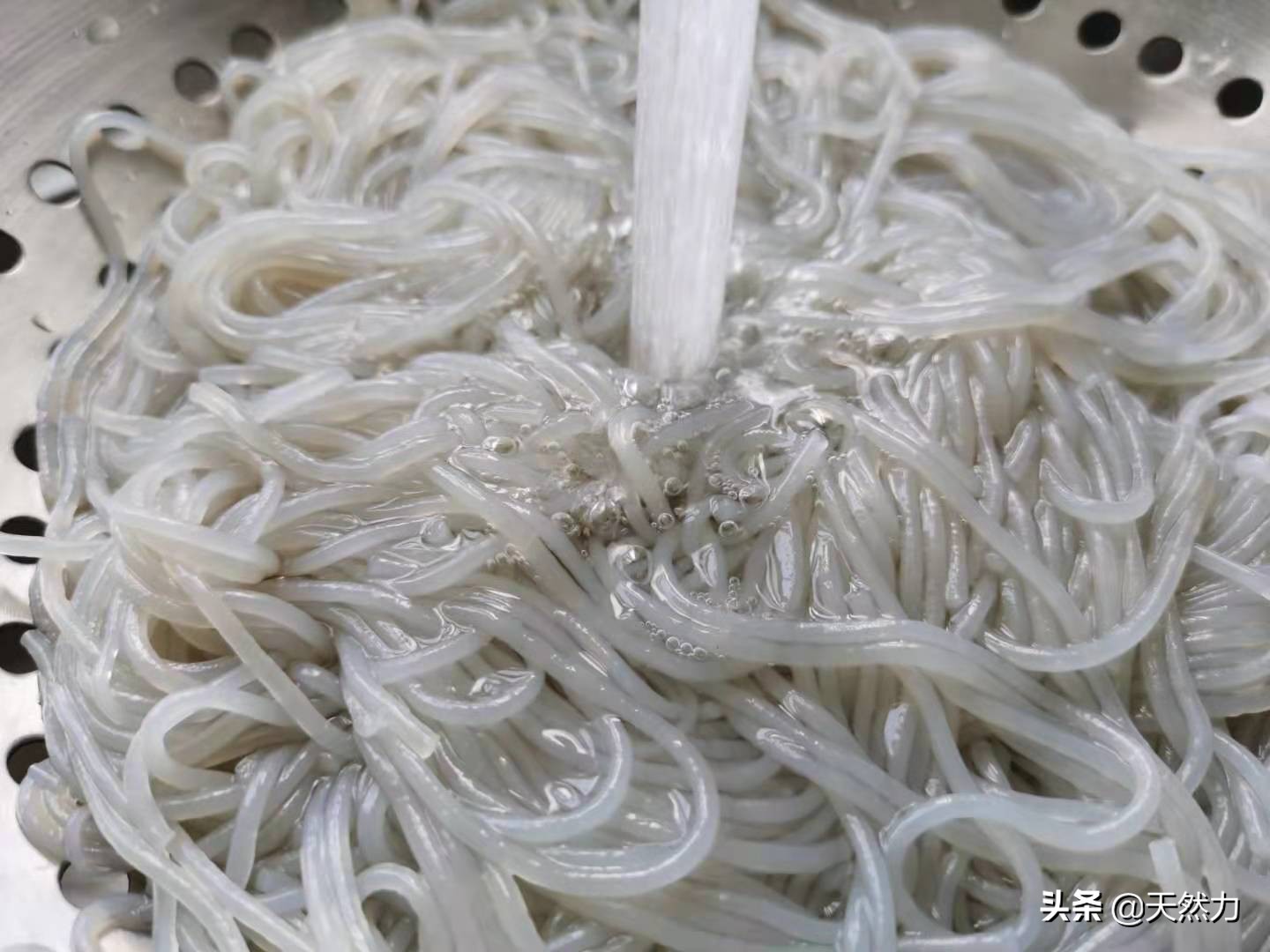 白菜猪肉炒粉条，酒店的做法，家常的味道，简直太美味了
