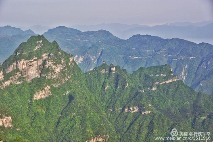 玉壶峰下松涛起，天界佛国掸尘埃！走遍千山万岭，唯天门山独有
