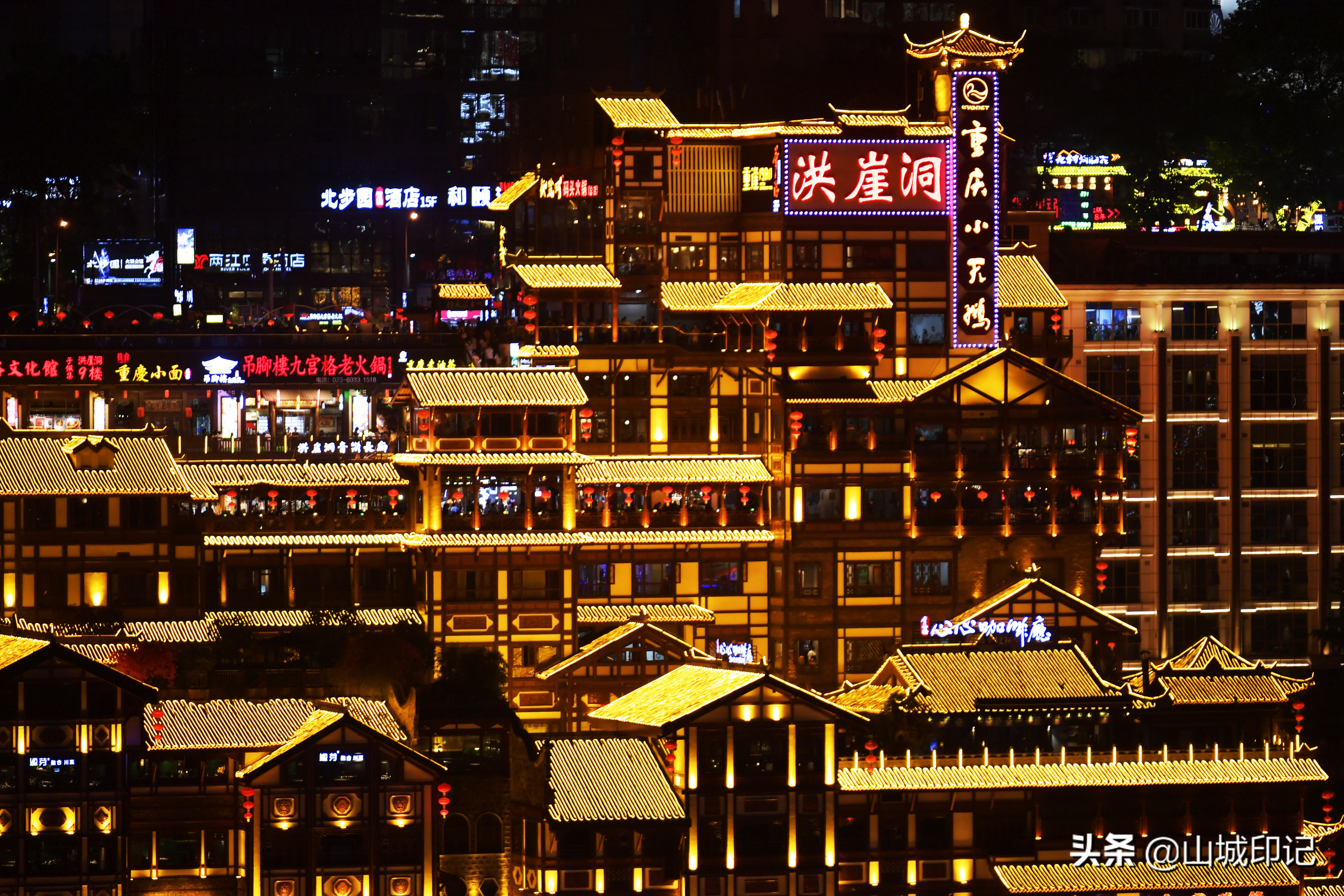 人从众人山人海人头攒动,你还有什么词来描述这几天的洪崖洞?