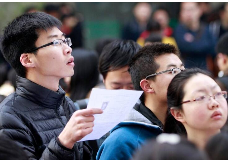 公务员迎来新变化，报考年龄或突破35岁门槛？往届生的机会来了？