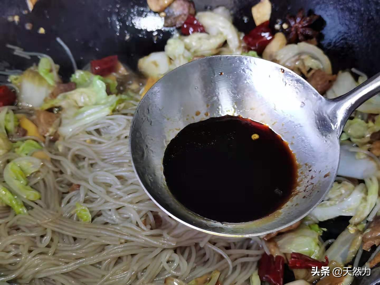 白菜猪肉炒粉条，酒店的做法，家常的味道，简直太美味了