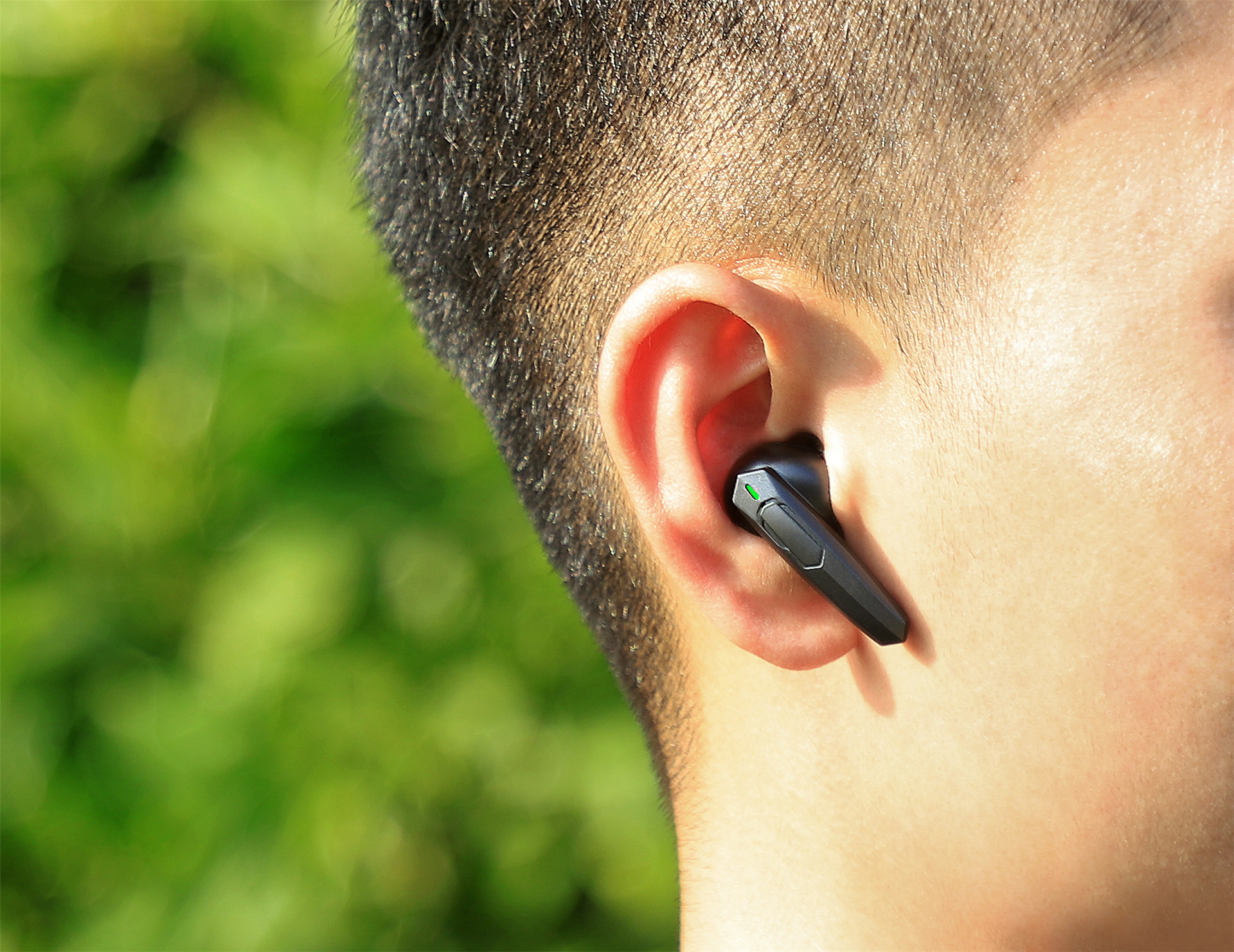 职业电竞战队联合操刀，专为游戏玩家深度定制，奥恳ES07耳机体验