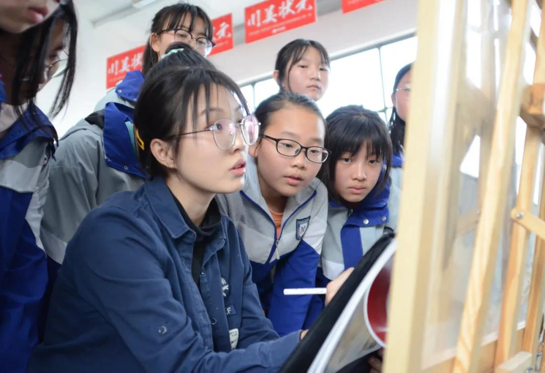 民办学校“涨声”不断，家长坐不住了，“天价学费”谁来买单？