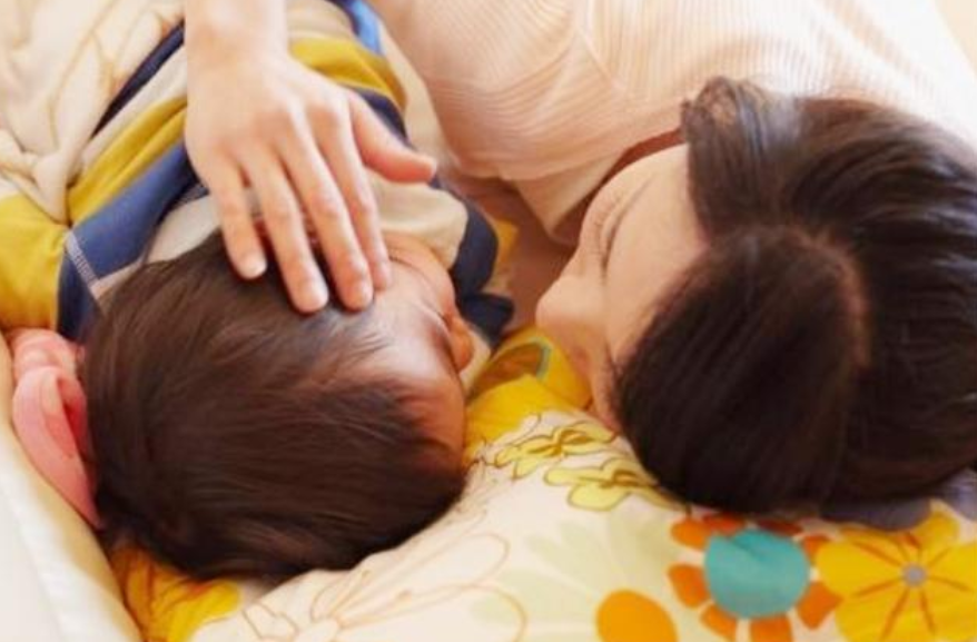 12岁男孩还摸妈妈胸睡觉,妈妈无奈上网求助,网友的话让她反思