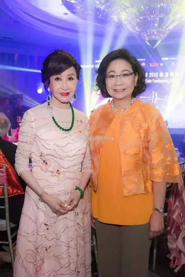 几十万名牌包,上亿帝王绿翡翠,明星烧钱“富养”女儿大PK