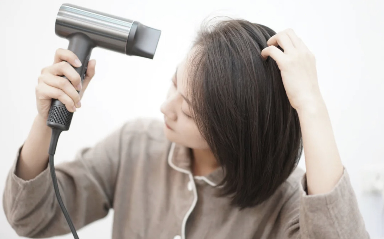 别去理发店做“护理”，都是噱头！用护发素这样做，简单效果还好