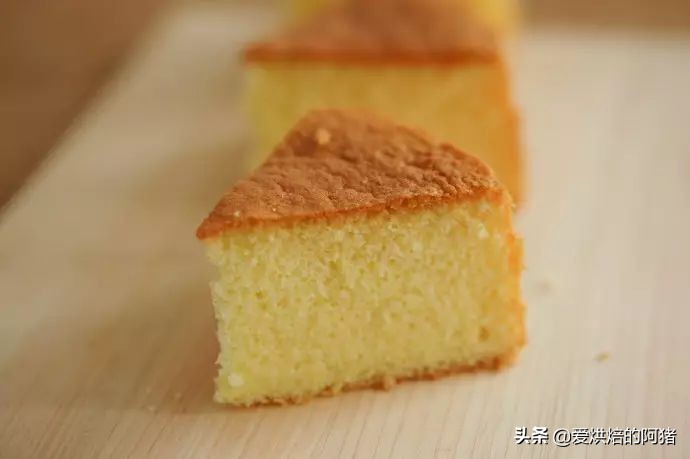 一样鸡蛋面粉白砂糖，两货有啥不一样？海绵和戚风的本质差别