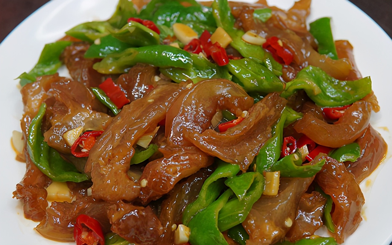 牛蹄筋的家常做法(香软牛蹄筋的烹饪教程)