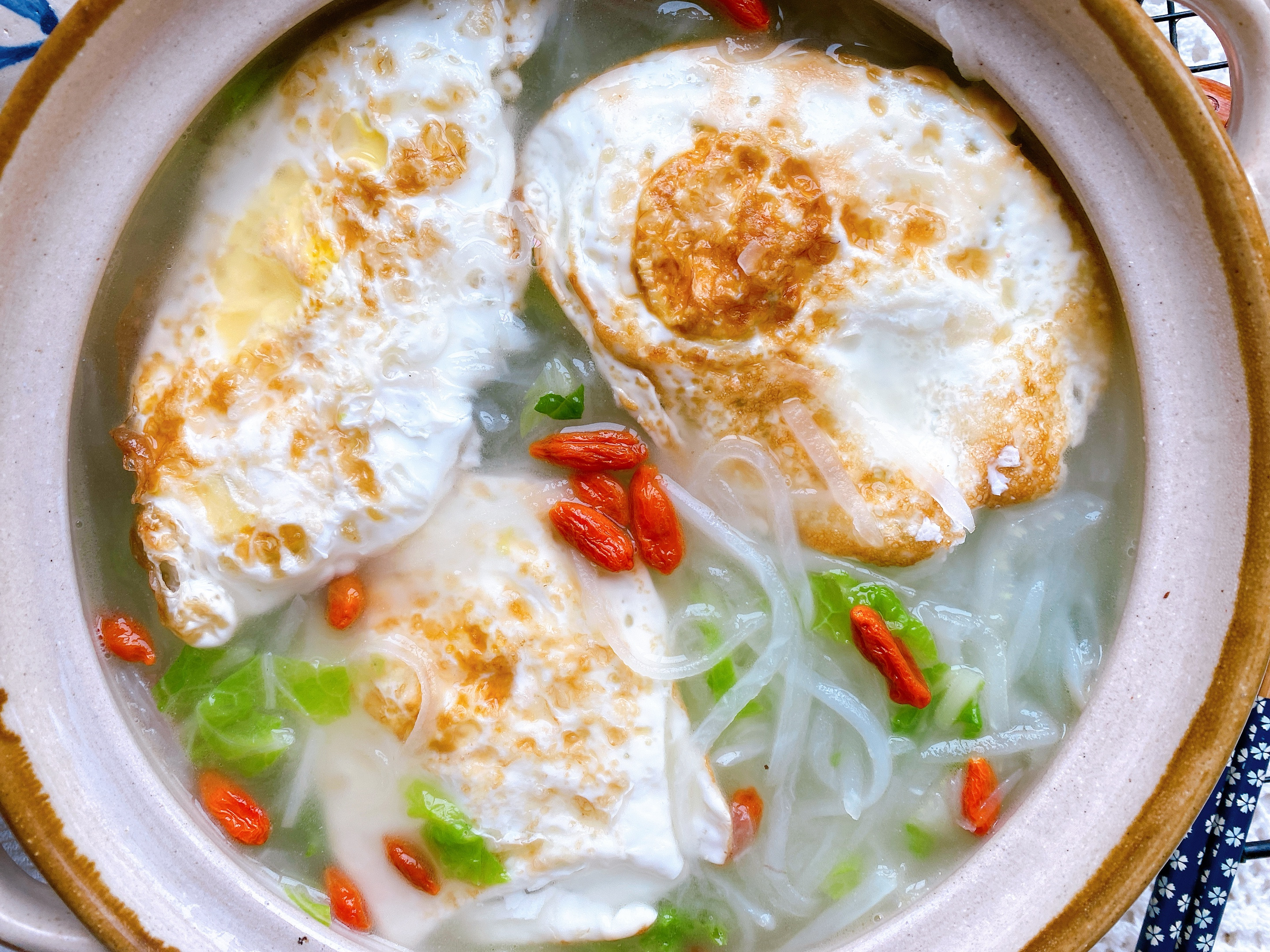 冬天要多喝这“2白汤”，荤素搭配，汤色浓白不油腻，10分钟完成