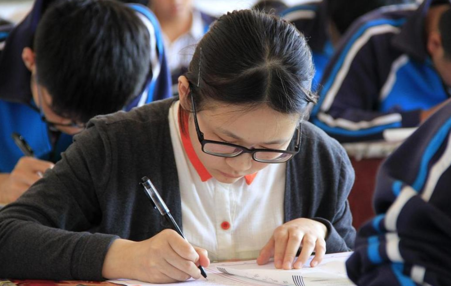 高中生掀起一股“弃英学日”的浪潮，理由很现实，学生也很无奈