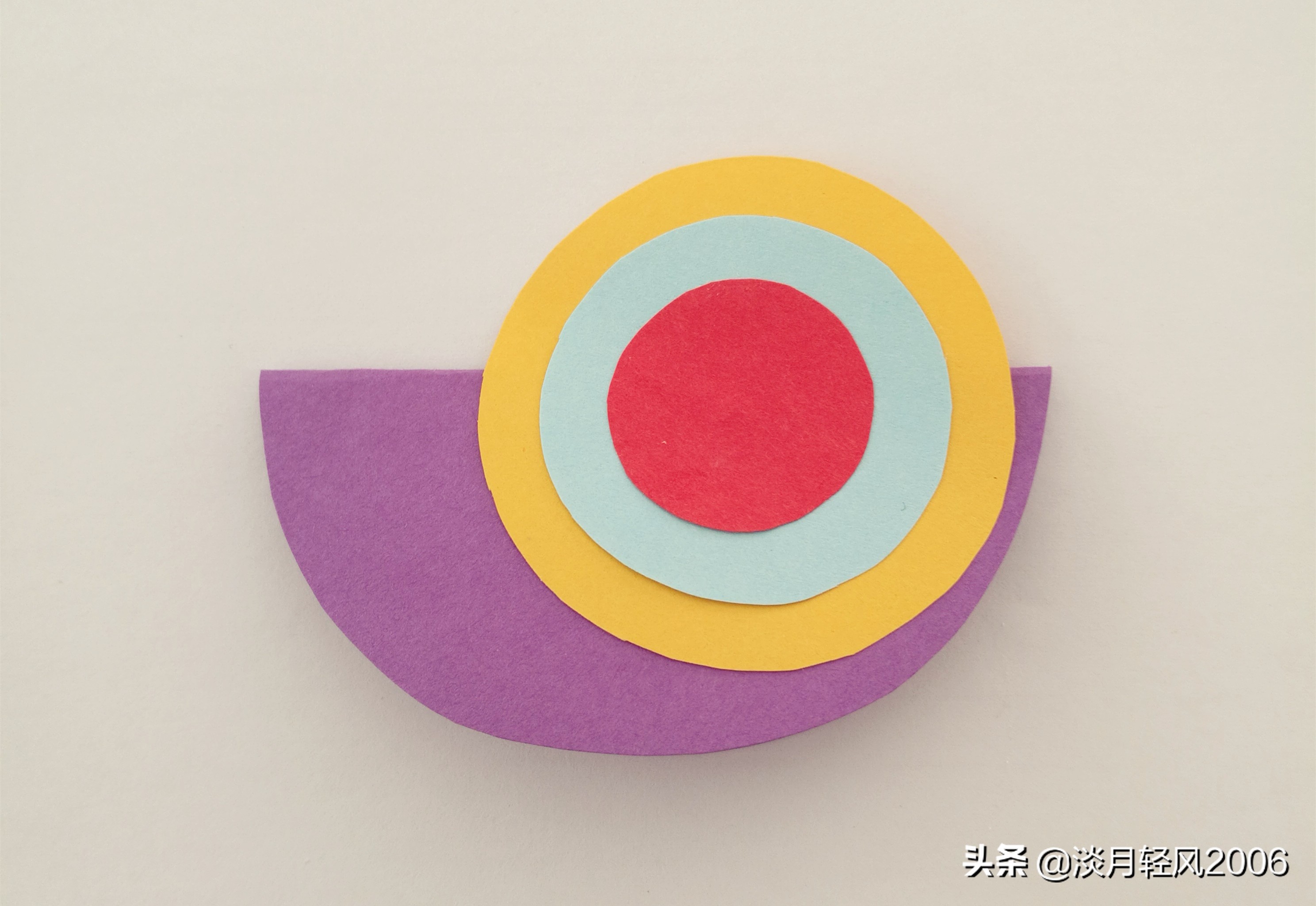 幼儿园亲子手工,用彩色卡纸剪10个圆两个长条,做出一个小蜗牛