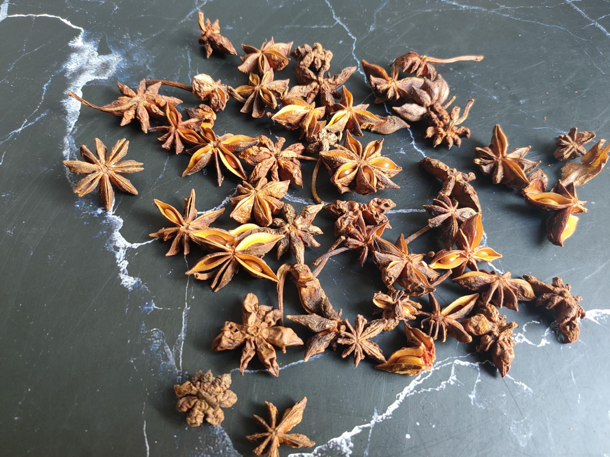 有毒的"冒牌八角"不要选,大厨教你选购八角,避免买到假八角