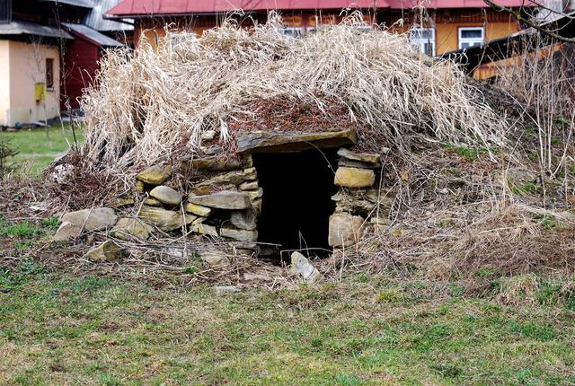 河南男子将6名女子囚在地窖做特殊奴隶，女子们竟然还争风吃醋