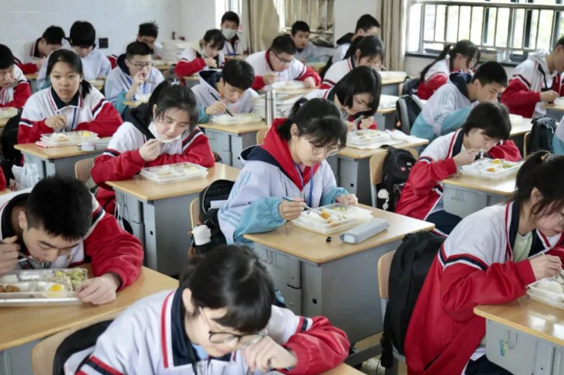 浙江7所野鸡大学害人不浅，学生毕业后仍是高中学历，被官媒曝光