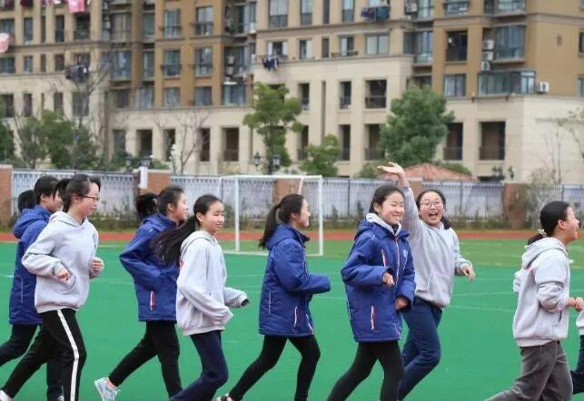 初中体育老师公认“省力跑步法”火了，长跑不用怕，轻松拿高分