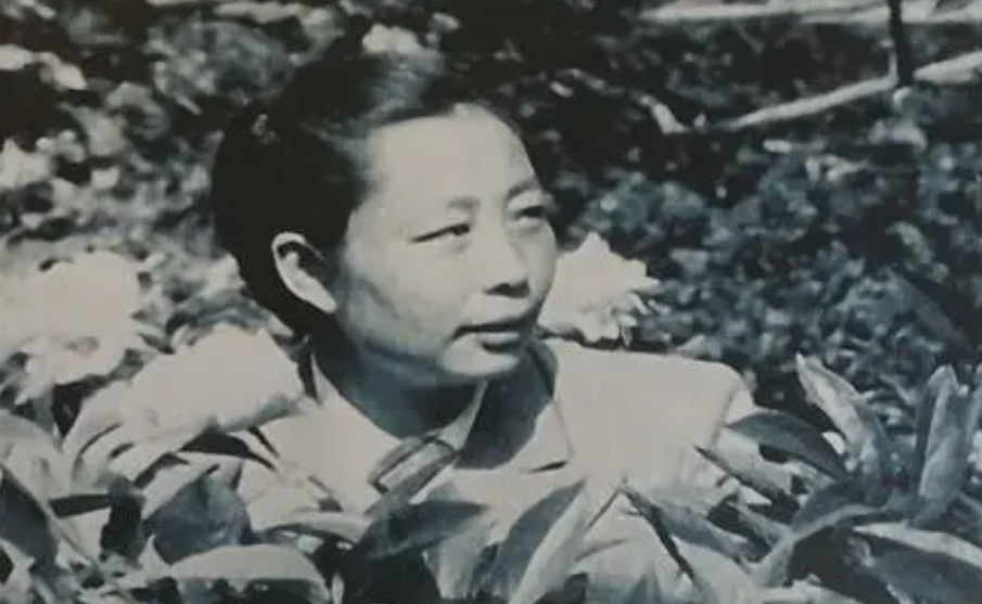 1956年罗荣桓辞职，聂荣臻邀请前去钓鱼，贺龙突然说道：老罗莫慌